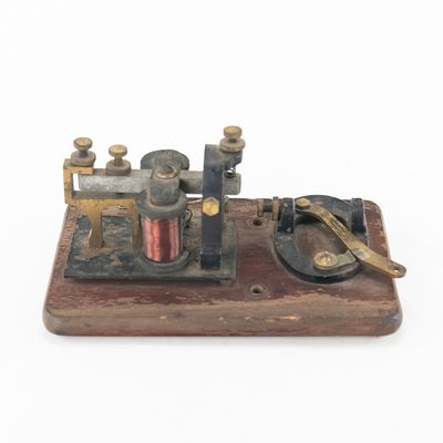 Sale Photo Thumbnail #307: Signal Electric Telegraph Learner Set