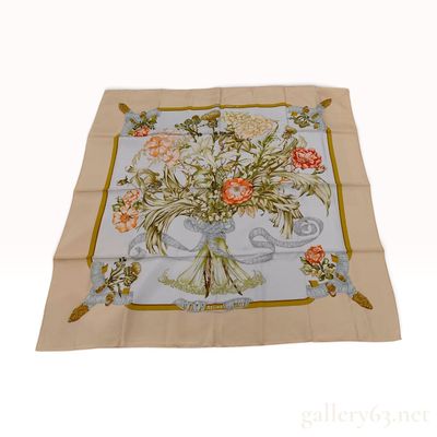 Sale Photo Thumbnail #6: Vintage Hermes Regina Silk Carre 107 in Beige and Cream