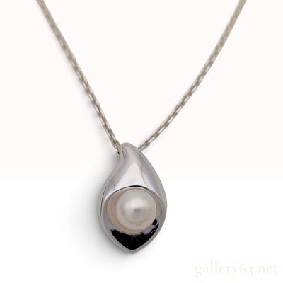 Sale Photo Thumbnail #391: Sterling Silver and Cultured Pearl Petal Pendant Necklace