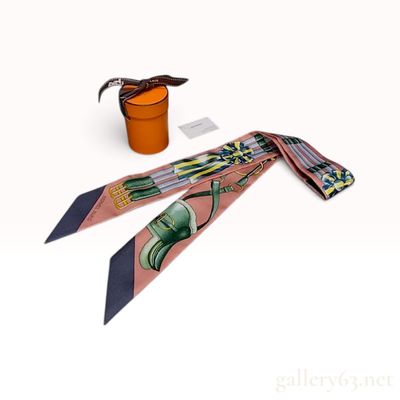 Sale Photo Thumbnail #534: Hermes Jumping Dusty Pink and Navy Silk Twilly Scarf 86 cm with Box