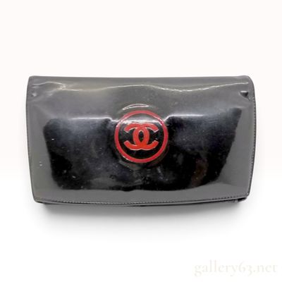 Sale Photo Thumbnail #104: Vintage Chanel Patent CC Trousse Maquil Black Patent Leather Wallet 19 cm