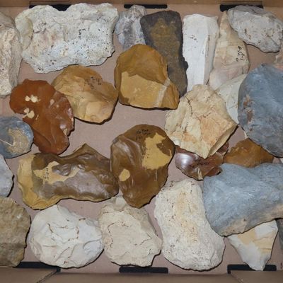 Sale Photo Thumbnail #516: Box of Site Material, Flint Cores, Scrapers, and Miscellaneous Tools, Kansas