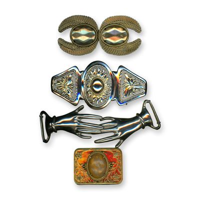 1 CARD OF ASSORTED METAL BUCKLES