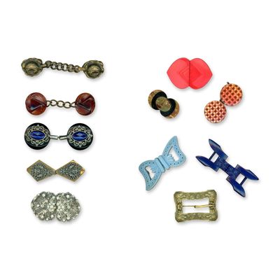 2 CARDS OF ASSORTED BUCKLES