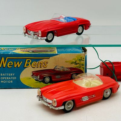 2 Mercedes-Benz 300SL Roadsters with Box