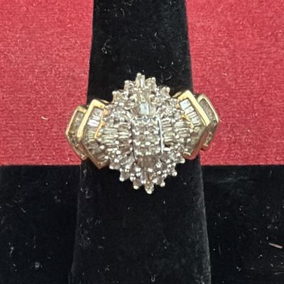 Beautiful Stunning 10 karat Gold Diamond Ring