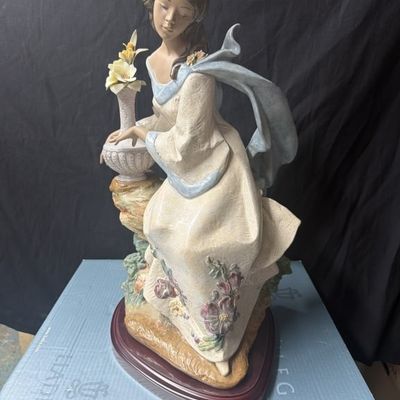 Lladro "Garden Breeze" Figurine