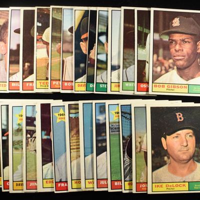 1961 TOPPS MLB #211 & 25 COMMON CARDS