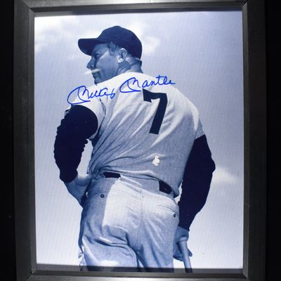 MICKEY MANTLE 8X10 SIGNED PHOTO W/COA