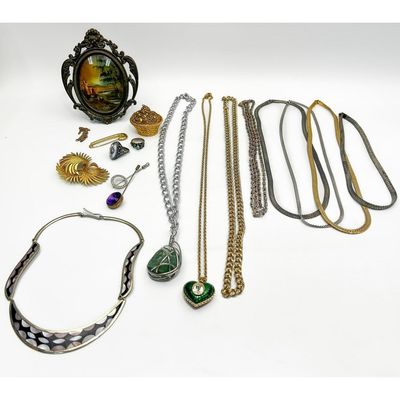 Sale Photo Thumbnail #147: Bag Lot of Costume Jewelry
