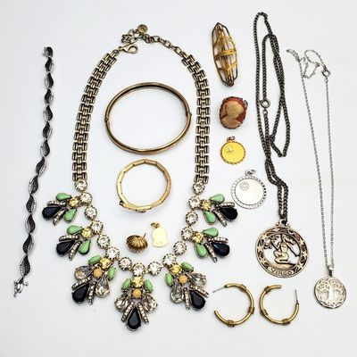 Sale Photo Thumbnail #45: Nice Group Lot of Costume Jewelry