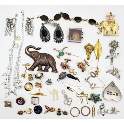 Sale Photo Thumbnail #92: Bag Lot of Costume Jewelry