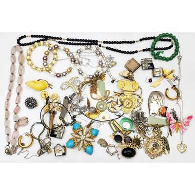 Sale Photo Thumbnail #118: Bag Lot of Costume Jewelry