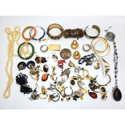 Sale Photo Thumbnail #346: Large Bag Lot of Costume Jewelry
