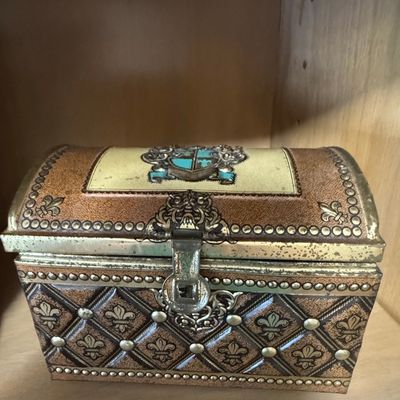 Sale Photo Thumbnail #258: Vintage Tin Litho Treasure Chest Box with Fleur-de-lis and Coat of Arms