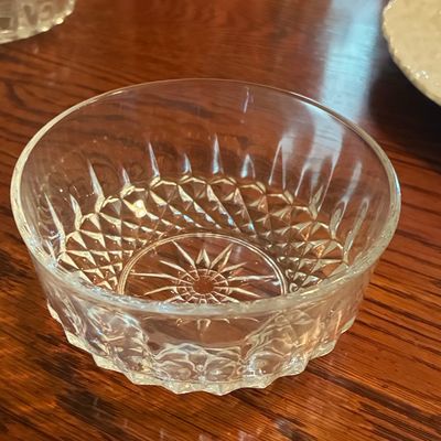 Sale Photo Thumbnail #996: Vintage Arcoroc France Diamant Starburst Berry Bowl