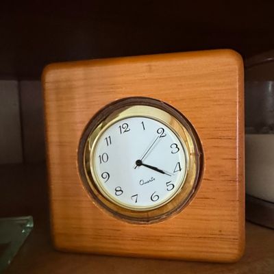 Sale Photo Thumbnail #899: National Wildlife Federation Wolf Desk Clock
