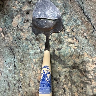 Sale Photo Thumbnail #872: Elesva Delft Blue Windmill Cheese Slicer