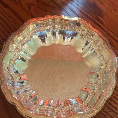 Sale Photo Thumbnail #444: Wm. A. Rogers Silver-Plated Scalloped Serving Bowl