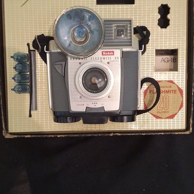 Sale Photo Thumbnail #327: Kodak Brownie Flashmite 20 Camera Outfit