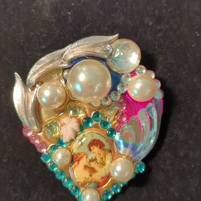 Sale Photo Thumbnail #218: Vintage Assemblage Cameo Brooch