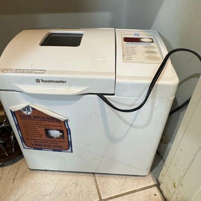 Sale Photo Thumbnail #335: Toastmaster 1154 Bread Box Breadmaker