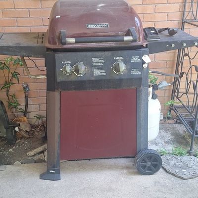 Sale Photo Thumbnail #122: Brinkmann 3-Burner Gas Grill