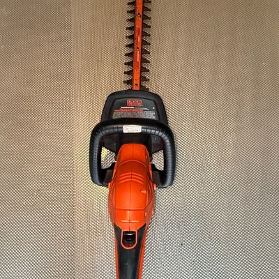 Sale Photo Thumbnail #637: Black+Decker 20-inch Electric Hedge Trimmer