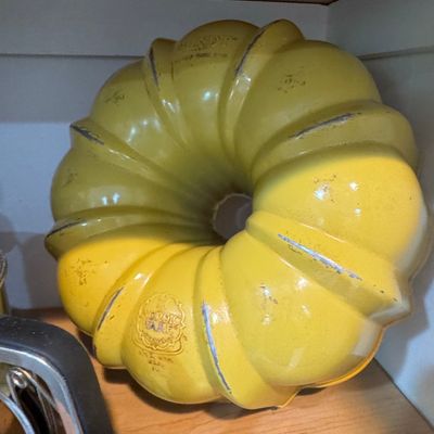 Sale Photo Thumbnail #390: Nordic Ware Harvest Gold Bundt Pan