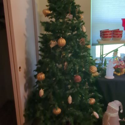 Sale Photo Thumbnail #80: Pre-Lit Artificial Christmas Tree