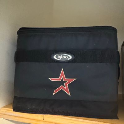 Sale Photo Thumbnail #752: Igloo Houston Astros 6-Can Cooler Bag