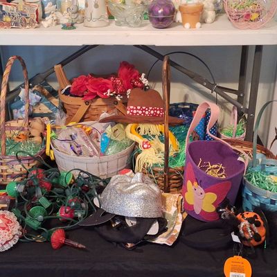 Sale Photo Thumbnail #497: Assorted Easter Baskets and Holiday Decor Lot