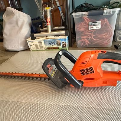 Sale Photo Thumbnail #639: Black+Decker 20-inch Electric Hedge Trimmer