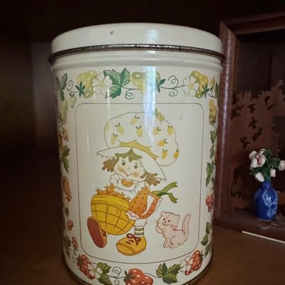Sale Photo Thumbnail #841: Vintage Strawberry Shortcake Cheinco Metal Cookie Tin Container w Lid 1980's