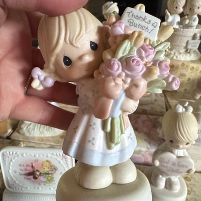 Sale Photo Thumbnail #820: Precious Moments 'Thanks A Bunch!' 2000 Symbol of Membership Figurine