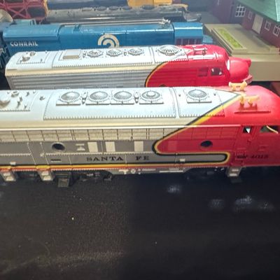 Sale Photo Thumbnail #119: Tyco Mantua HO Scale Santa Fe 4015 Diesel Locomotive