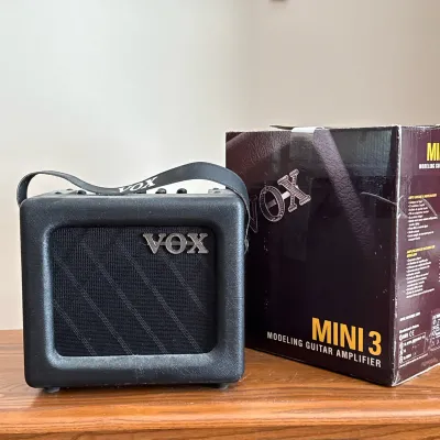 VOX MINI3 MODELING GUITAR AMPLIFIER
Portable modeling guitar amplifier featuring a black textured finish and integrated VOX branded...