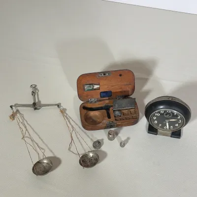 (3pc) WESTCLOX BABY BEN ALARM CLOCK AND PORTABLE WOOD-CASED BALANCE SCALE SET
This lot includes a Westclox Baby Ben wind-up alarm clock...