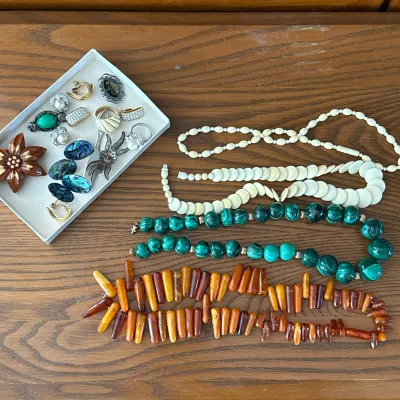 MALACHITE, AMBER, AND ASSORTED COSTUME JEWELRY GROUP
This collection includes two strands of banded green malachite beads and a necklace...