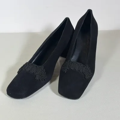 SALVATORE FERRAGAMO BOUTIQUE BLACK SUEDE SQUARE TOE PUMPS
These black suede pumps feature a square toe accented with a tonal black corded...