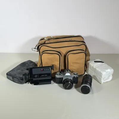 (4pc) CANON AE-1 35MM SLR AND CANON 310XL SUPER 8 CAMERA WITH LENSES AND VIVITAR FLASH
Photography collection comprising a Canon AE-1...