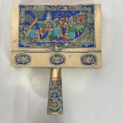 CHINESE EXPORT BRASS AND CLOISONNÉ ENAMEL SILENT BUTLER
Rectangular brass silent butler featuring a hinged lid with a polychrome enamel...