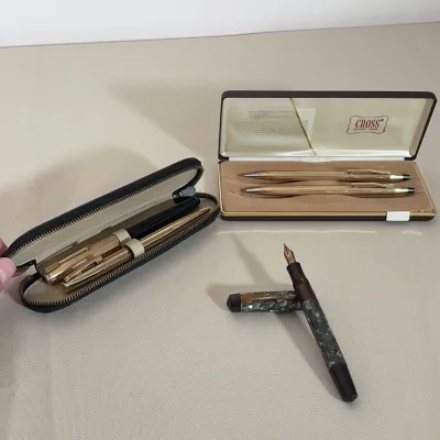 (7pc) FIVE VINTAGE WRITING INSTRUMENTS INCLUDING CROSS SET AND PARKER VACUMATIC FOUNTAIN PEN
This lot features five writing instruments...