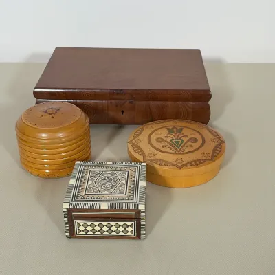 (4pc) FOUR DECORATIVE WOODEN BOXES INCLUDING MARQUETRY AND INLAID EXAMPLES
The collection consists of four decorative wooden boxes,...