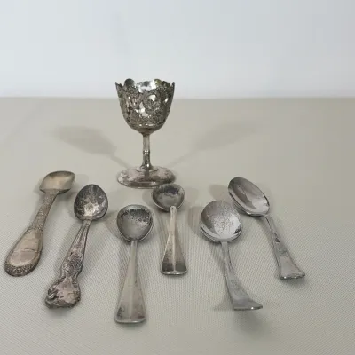 (7pc) ASSORTED STERLING AND SILVER PLATED SPOONS WITH PIERCED EGG CUP
This lot includes six assorted metal spoons and one pedestal egg...