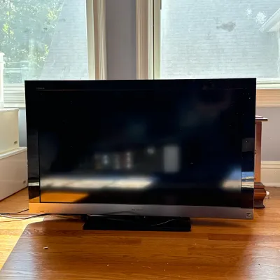 SONY BRAVIA LCD DIGITAL COLOR TV MODEL KDL-40EX500
Sony Bravia LCD digital color television, model number KDL-40EX500, manufactured in...