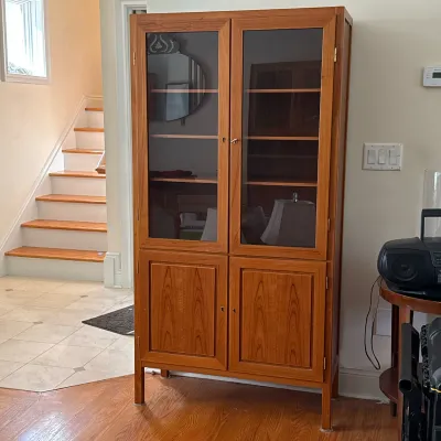 MIDCENTURY MODERN TEAK DISPLAY CABINET
Two upper glass doors open to reveal three adjustable interior shelves. Two lower cabinet doors...