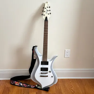 IBANEZ X SERIES HALBERD XH300 ELECTRIC GUITAR WITH GIG BAG
Ibanez X Series Halberd XH300 electric guitar in a white finish with a unique...
