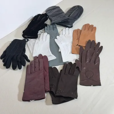 (9pc) ASSORTED VINTAGE AND CONTEMPORARY LADIES GLOVES INCLUDING RALPH LAUREN
This collection includes approximately eleven pairs of...