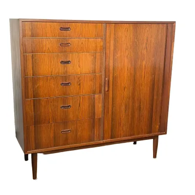 MAURICE VILLENCY MID-CENTURY MODERN ROSEWOOD GENTLEMAN'S CHEST
This Mid-Century Modern gentleman's chest features a rosewood...